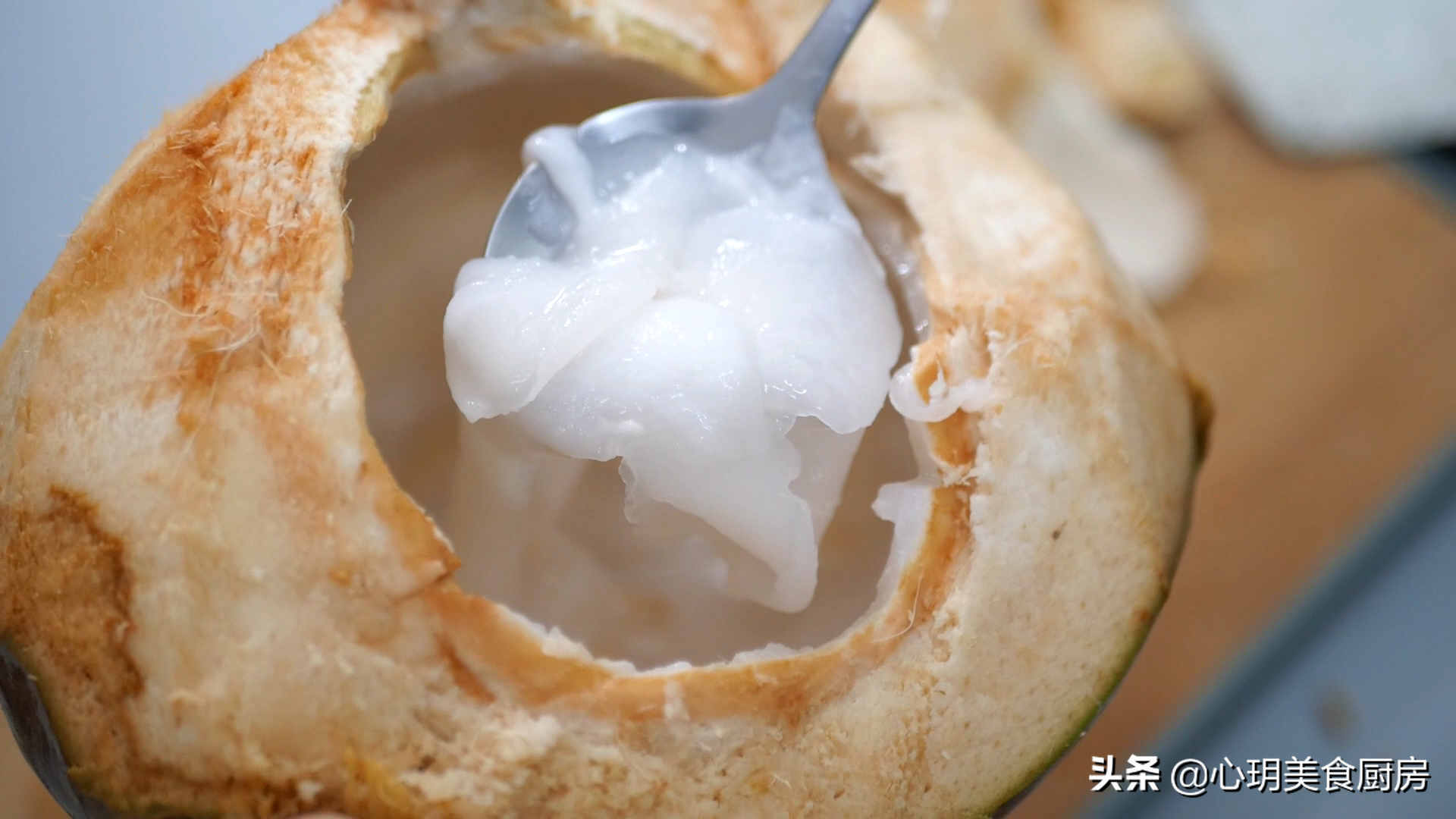 椰肉怎么取出来方便（简单五步取出椰肉很轻松）
