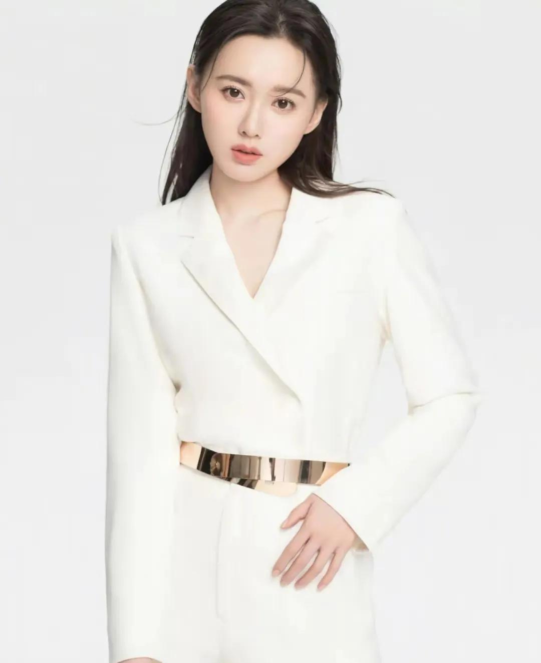 江铠同貌美如花，气质优雅