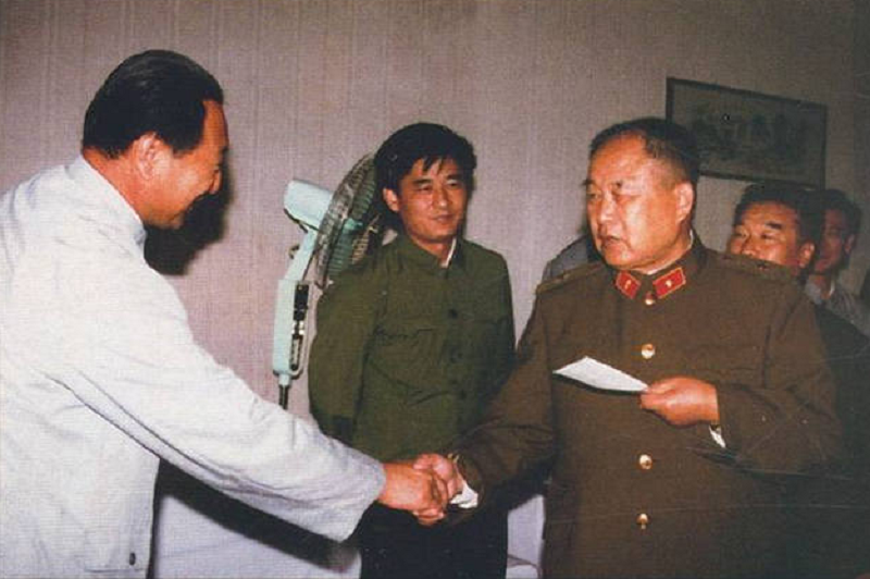 1973年，身兼要职的李德生前往沈阳军区，陈锡联电：好好干就对了