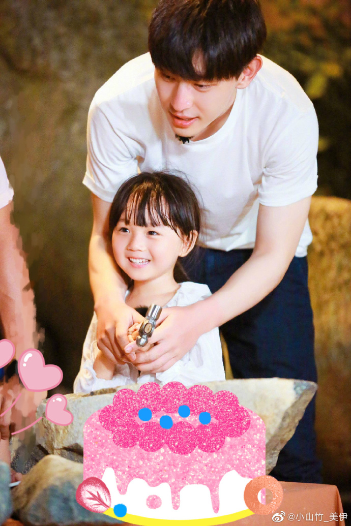 邓伦“女儿”小山竹，教妈妈拍辣妹照！淡出娱乐圈，越长越美