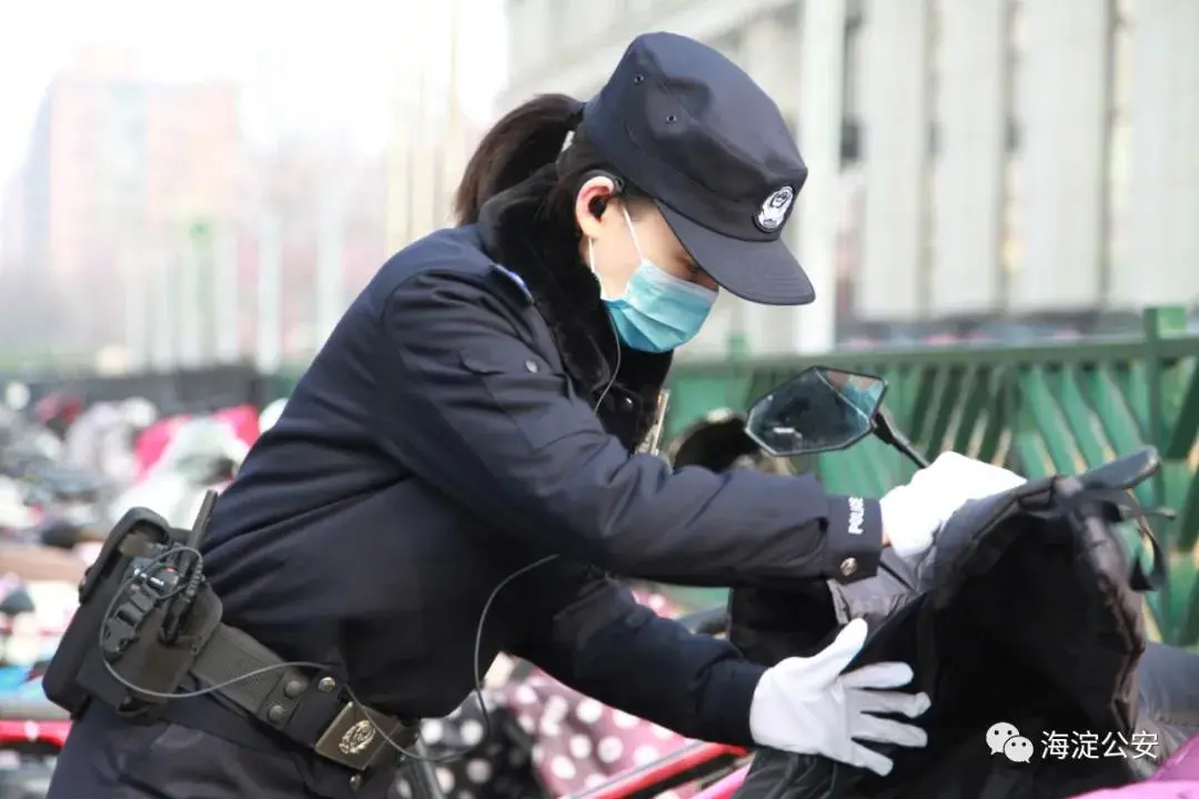 中国女警察背影图片