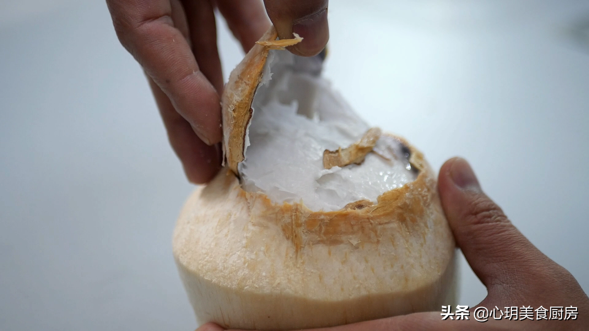 椰肉怎么取出来方便（简单五步取出椰肉很轻松）