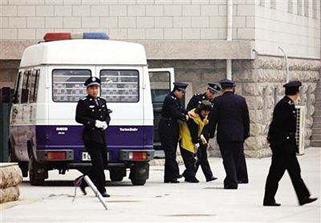 03年警方抓捕杨新海归案，庭审材料高达半米，专案组：有仇女心理