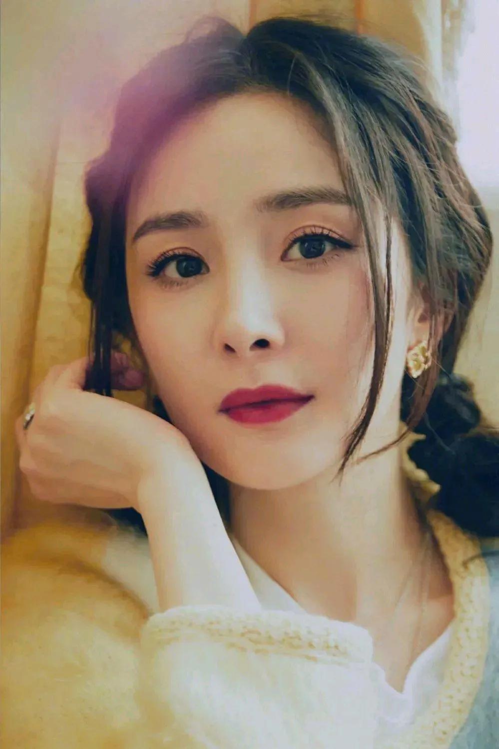 杨幂双尾麻花辫少女风—清新装扮，青春靓丽，俏皮灵动