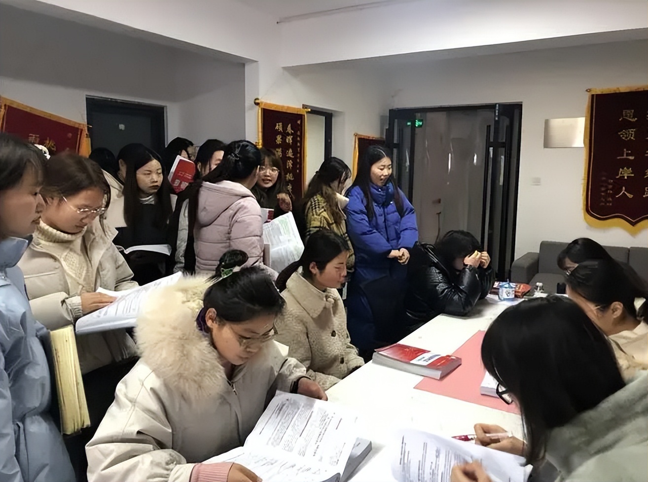 “合同工”教师的好消息，有望入编享受体制内待遇，终于熬出头了