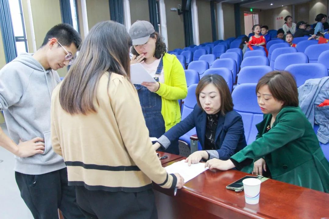 花田花绽，阅读悦心｜双流区黄甲小学举行读书节之阅读表演赛