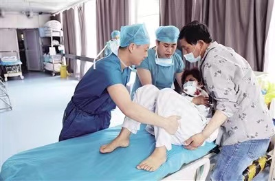 乔亚峰：下班时间未知 整天穿梭在手术室的雷锋“男护士”