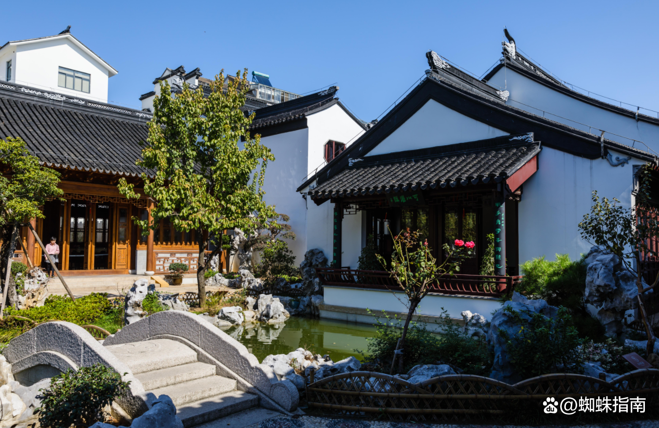 始建于清代,原为扬州姚姓盐商所有,称为东园,后归姚大赉