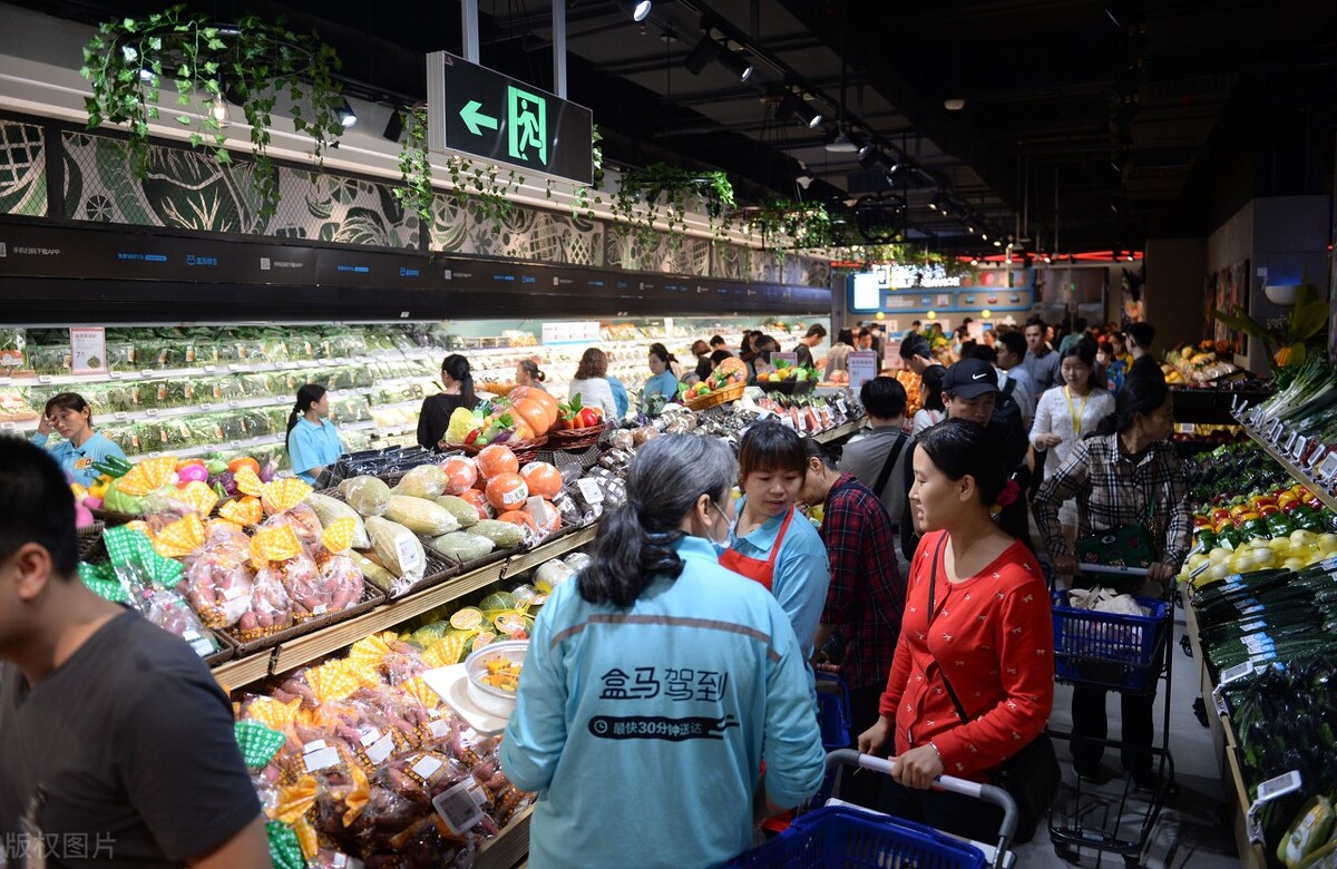 盒马超市成了下一个屈臣氏嘛？啷个看到一个人就给推销办卡