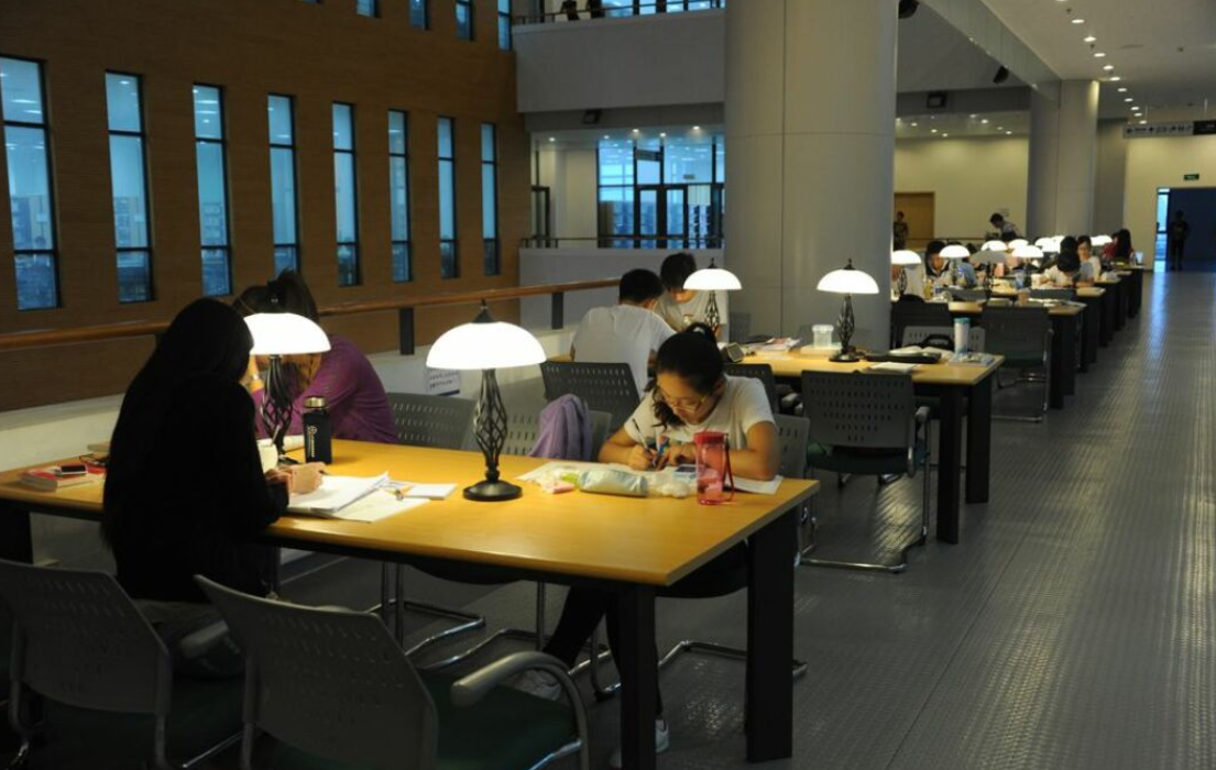 大学生每月生活费调查报告（大学生每月生活费给多少）