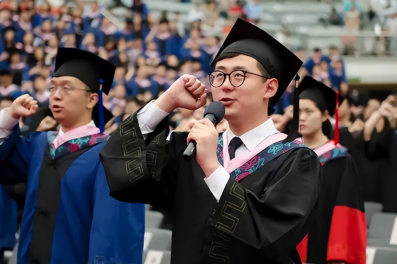 复旦教授“上课吸烟”，学术专业性被网友质疑，但每节课座无虚席