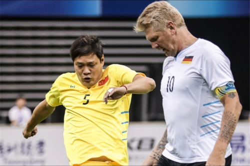 范志毅三婚娶小17岁妻子，两女儿都是外国籍，曾爆粗口回击网友