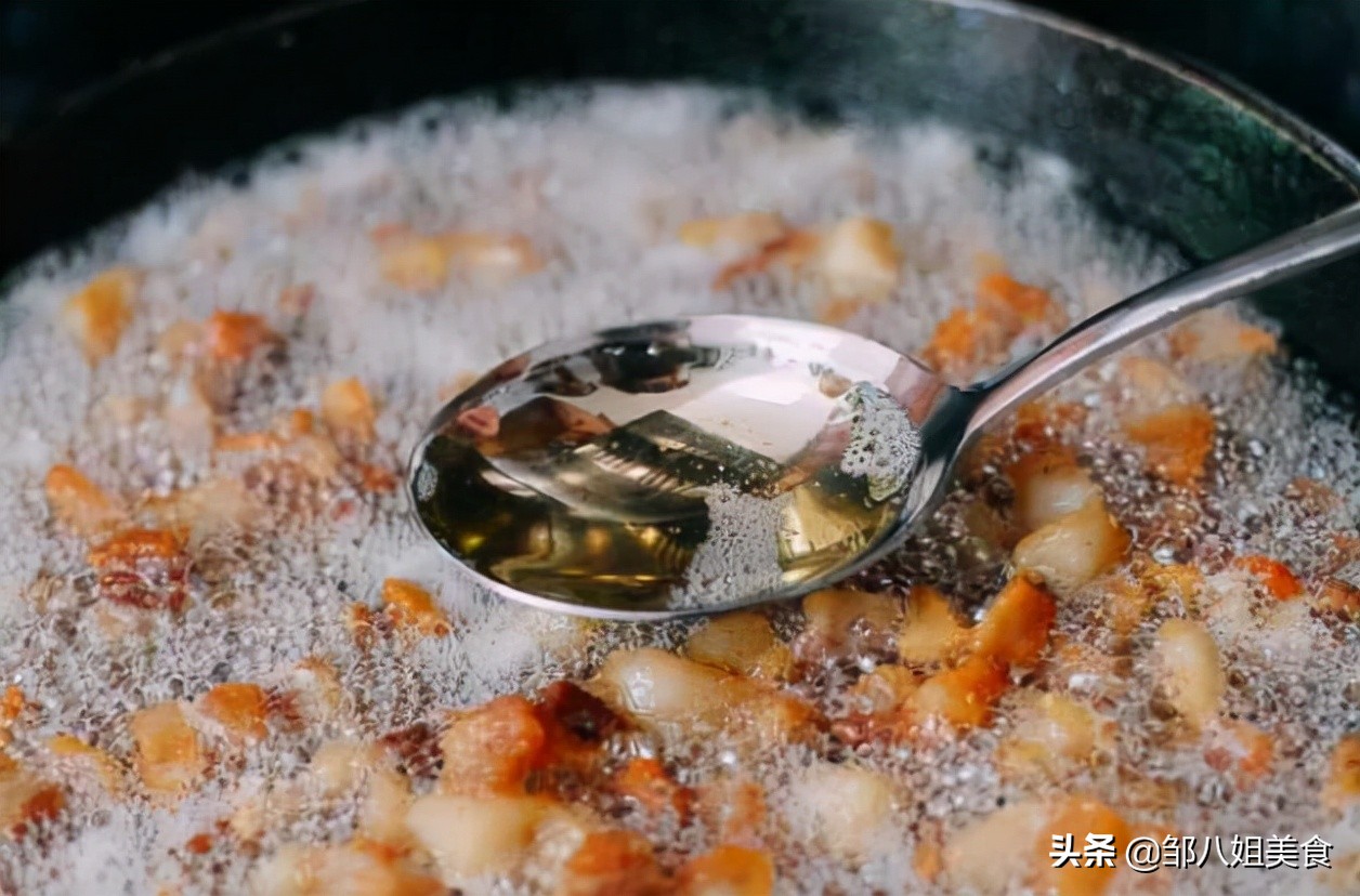 熬猪油不要用油熬，多放三个料，猪油更香浓，用它做啥都好吃