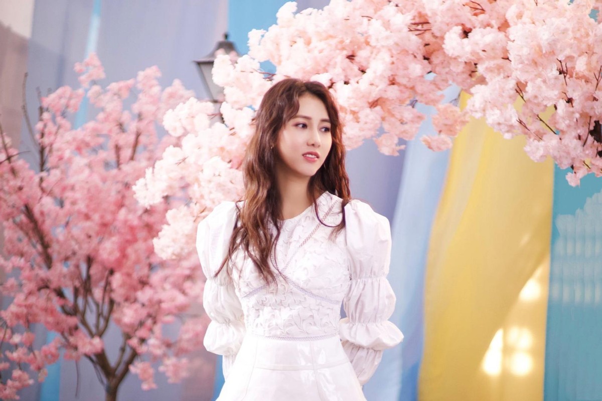 有一种“情商洼地”叫做弦子，19岁出道歌比人红，不会说话是硬伤