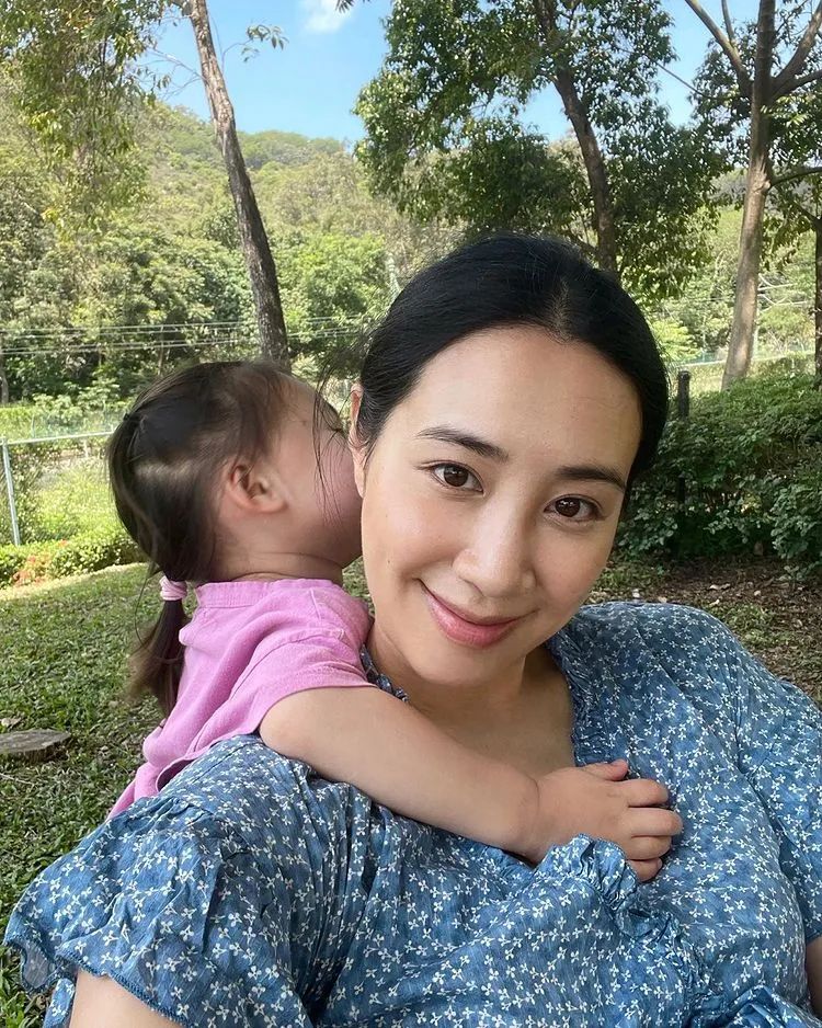 35岁歌手官宣三胎！巅峰期闪婚嫁初恋，神仙爱情感动网友：要幸福