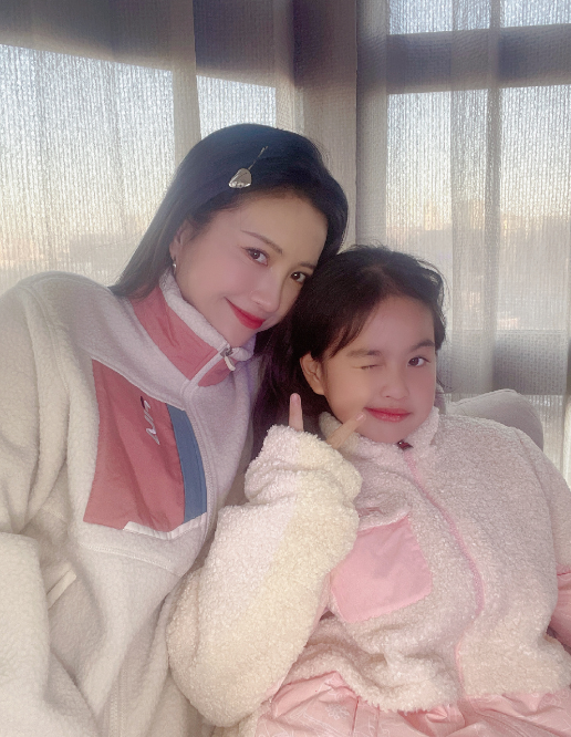 包贝尔女儿晒照，7岁饺子穿妈妈毛衣踩高跟鞋跳舞，扮成妈妈翻版