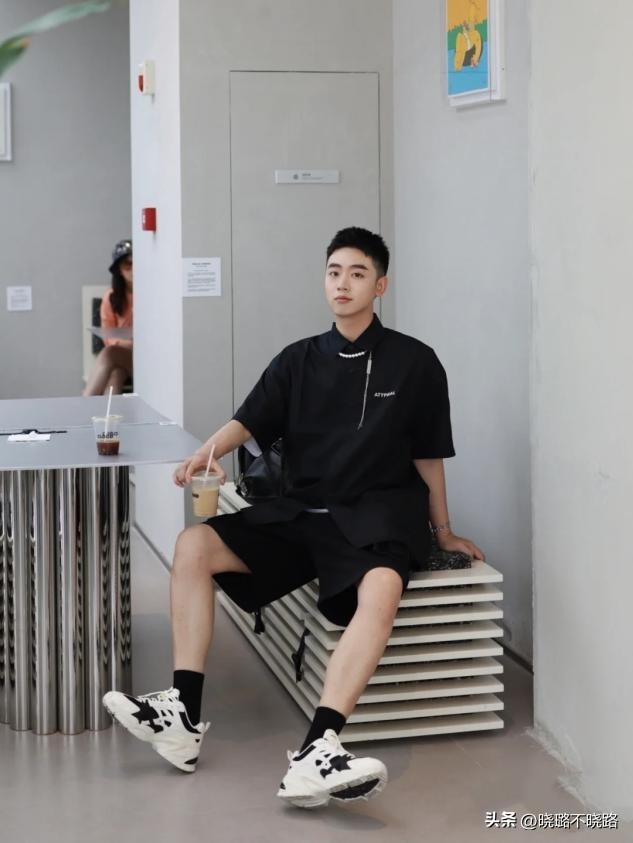 身高不到180的男生，少穿这3双鞋吧！邋遢显矮，不招女生喜欢
