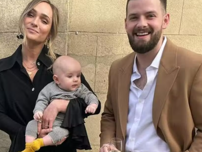 婚礼当天新娘去世！28岁男星曼恩悲痛不已，两人育有8个月大儿子