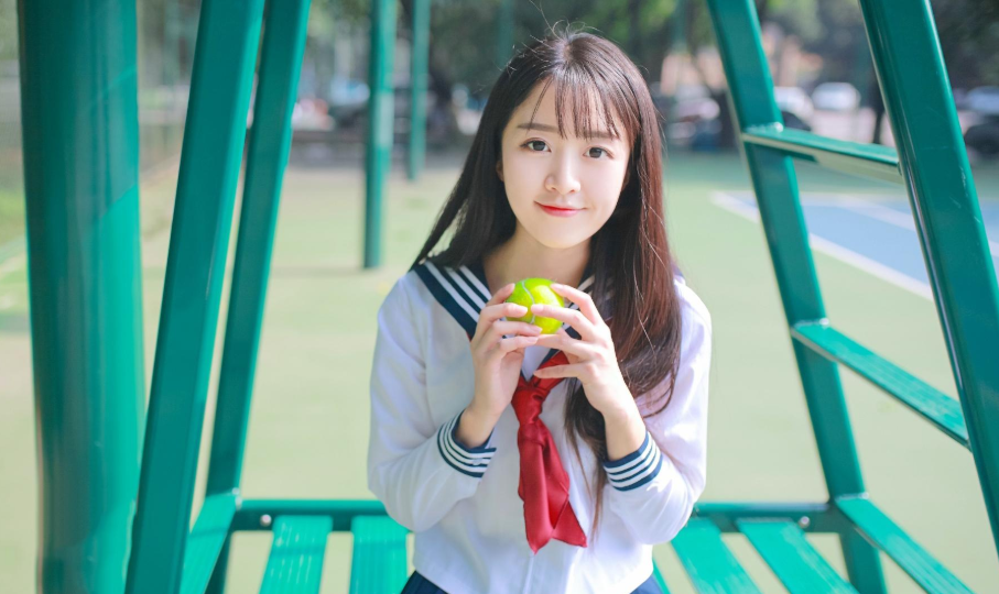 为防止中学生早恋，校长设计出一款“特殊校服”，真是用心良苦