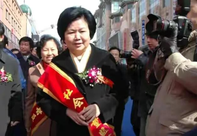 刑质斌：央视播音33年，和丈夫相守48年，搭档罗京去世后离职