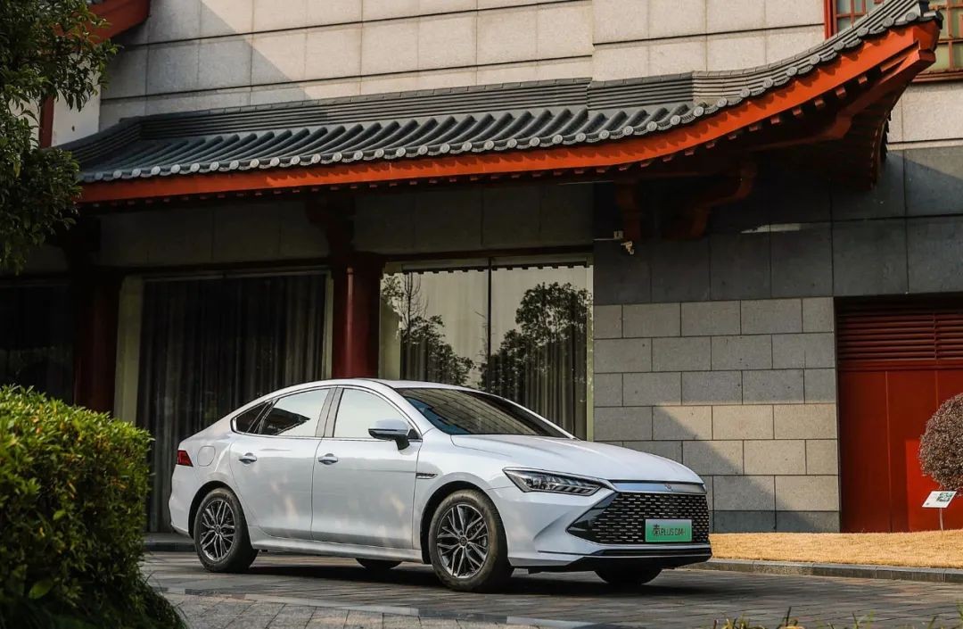 最低油耗才3.9L？這5款“省油高手”，油價再漲也敢加滿