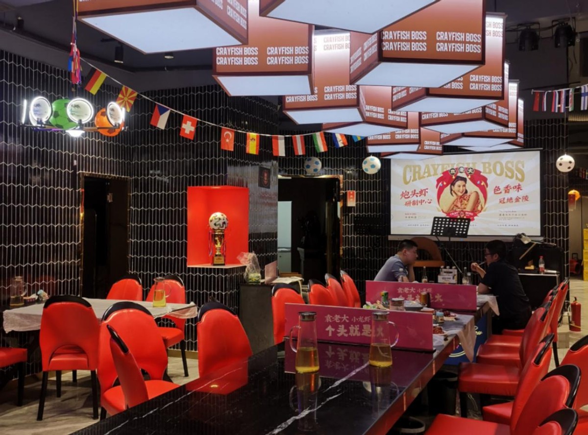 南京这家龙虾店8钱规格12元一只，开店19年只做高端，旺季卖一吨