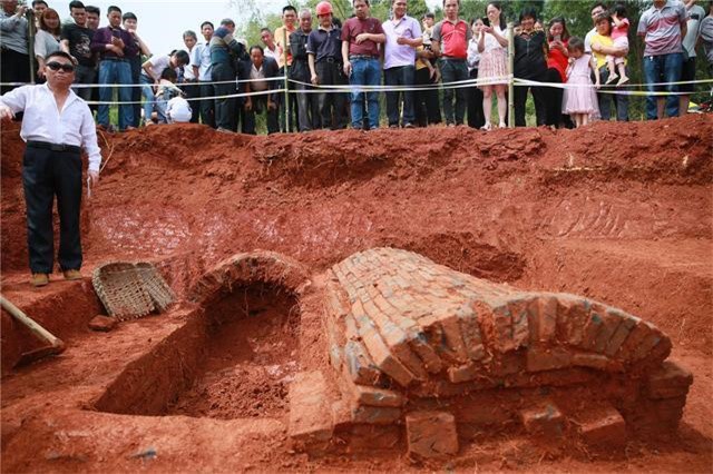 发现的棺椁共有4具,工作人员依次按1—4将其进行编号:8日上午,连云港