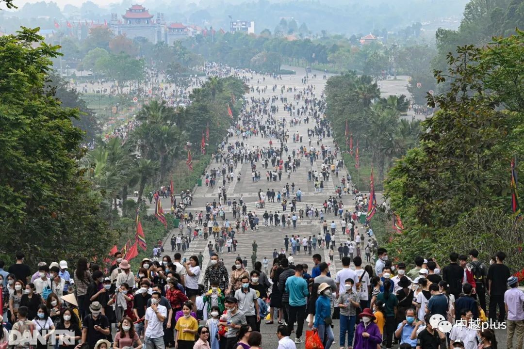 越南“躺平”后国祖祭祀，阮春福与20万游客上香纪念雄王