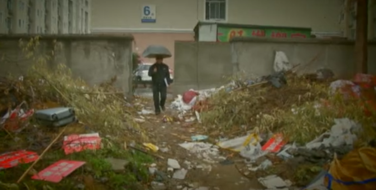 女大学生失踪12年后，她出现在母校废弃房……