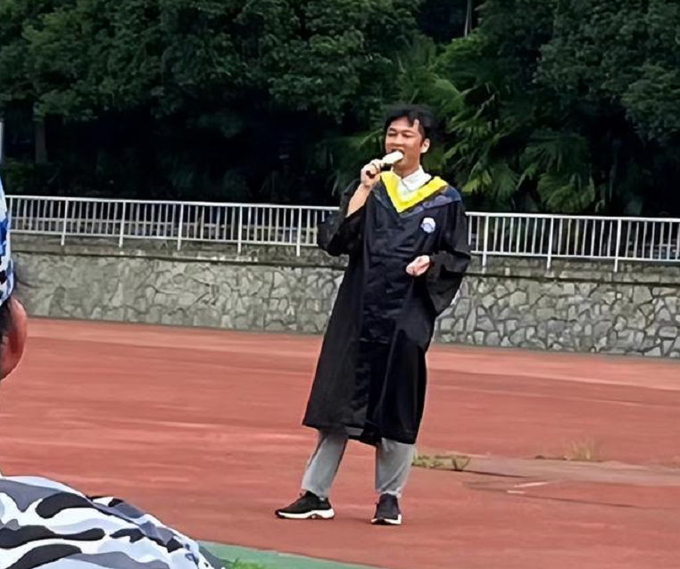 武汉大学毕业生偶遇新生军训，边吃雪糕边炫耀，下一秒变“乖巧”