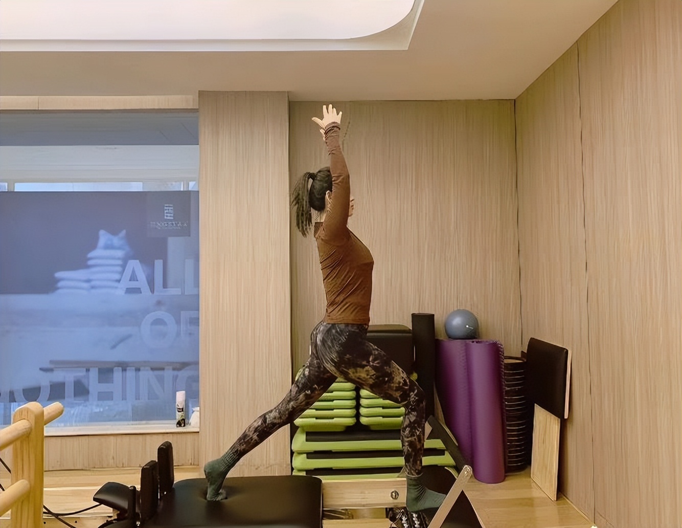 段奕宏的日籍老婆罕晒照，休闲装打扮原来这么美，相恋20年不生娃