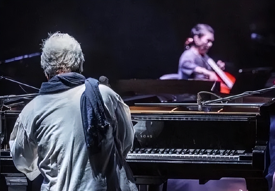 那个让白岩松落泪的男歌手，消失了近30年