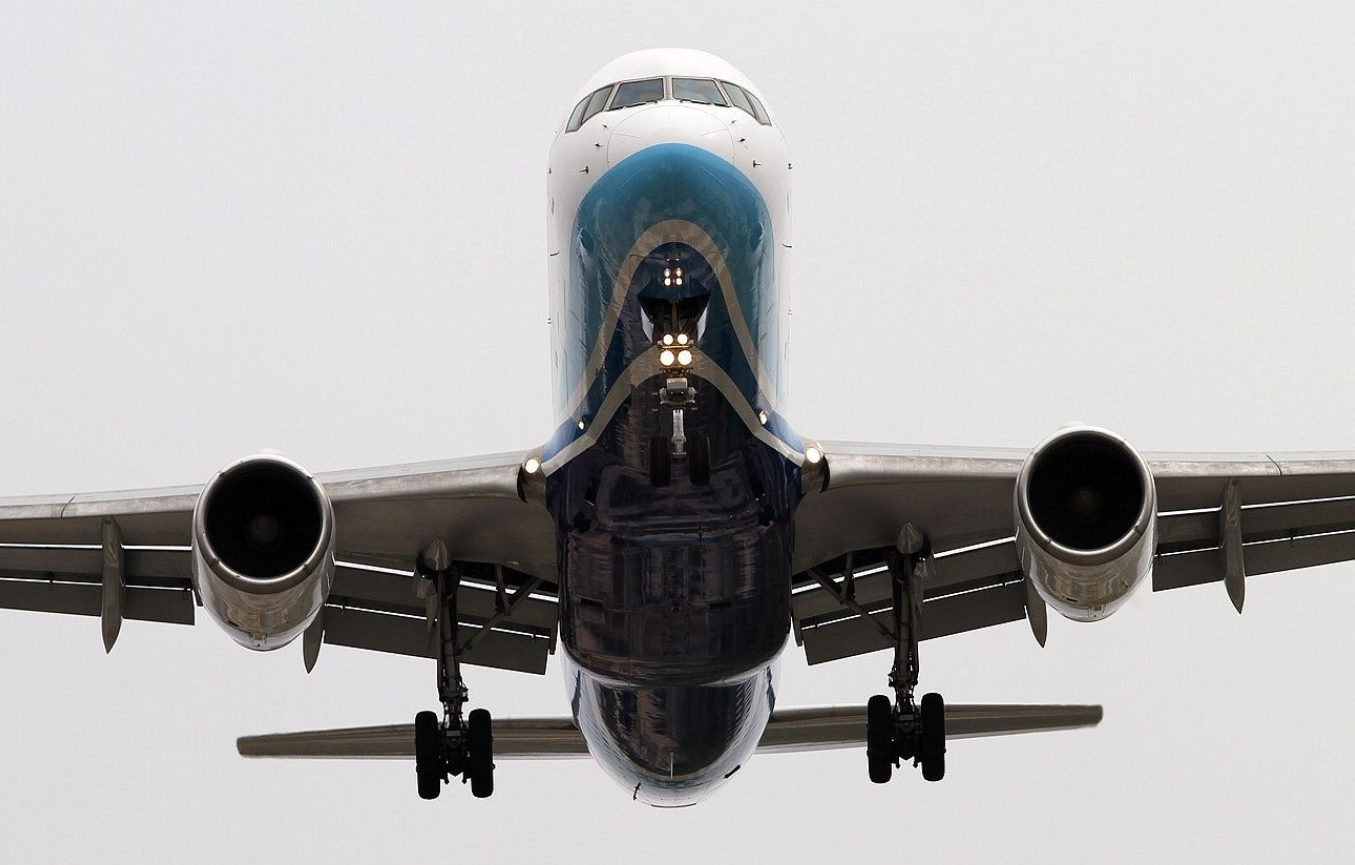 一架dhl波音757货机迫降失控!机身断成两半,是什么原因造成的?