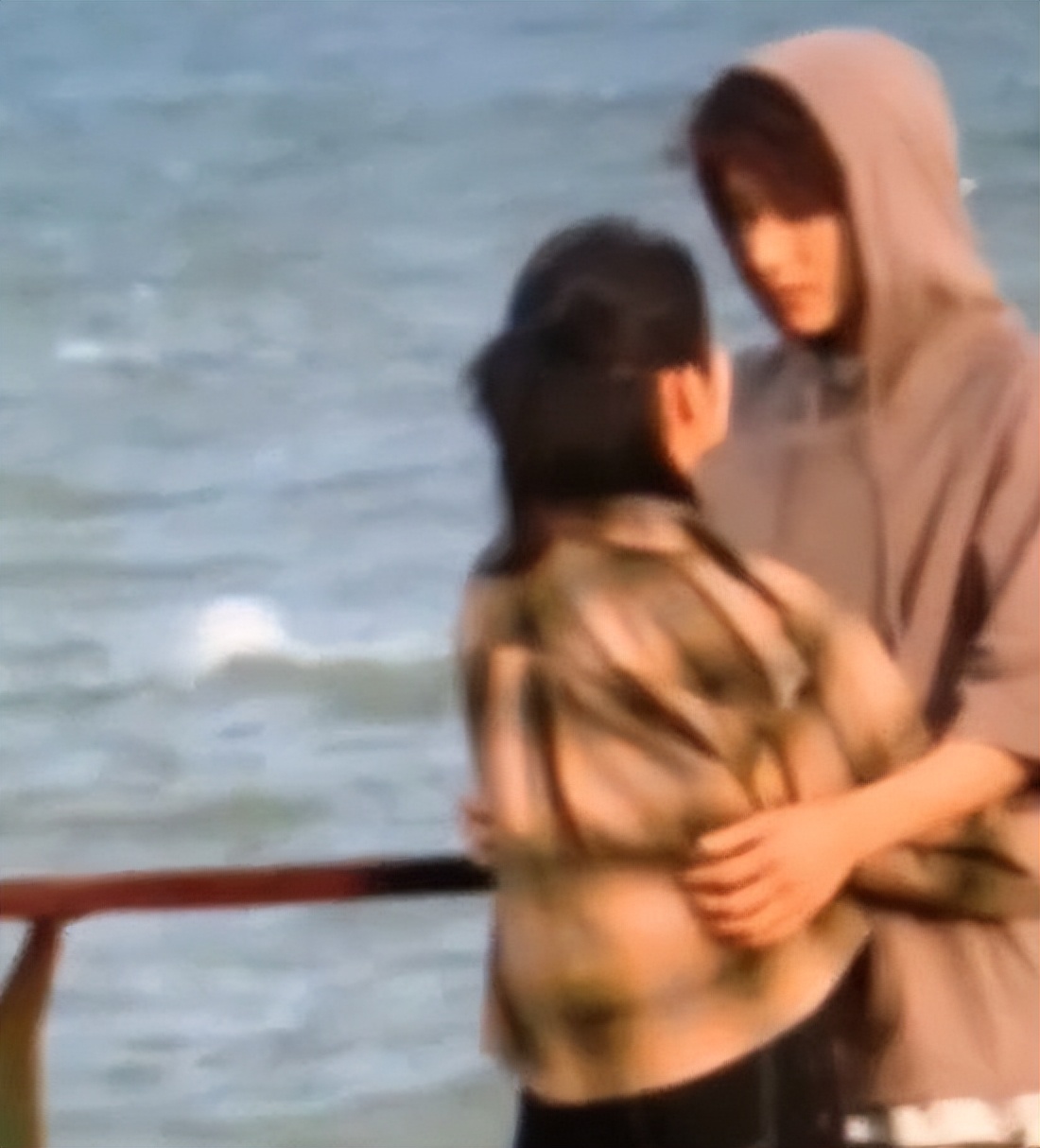 张子枫张新成新剧路透曝光 海边摘帽氛围感拉满