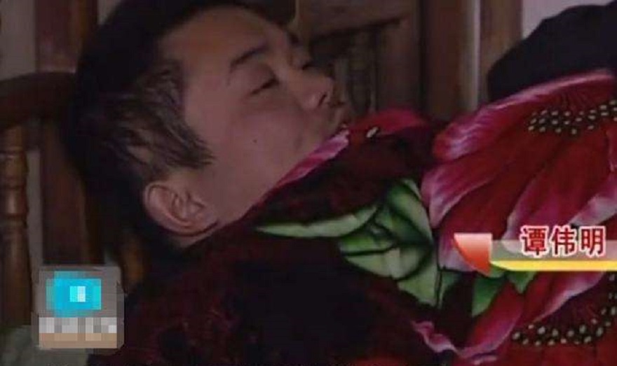 复旦高材生卧床啃老3年，对母亲拳打脚踢：我现在这样都是你害的