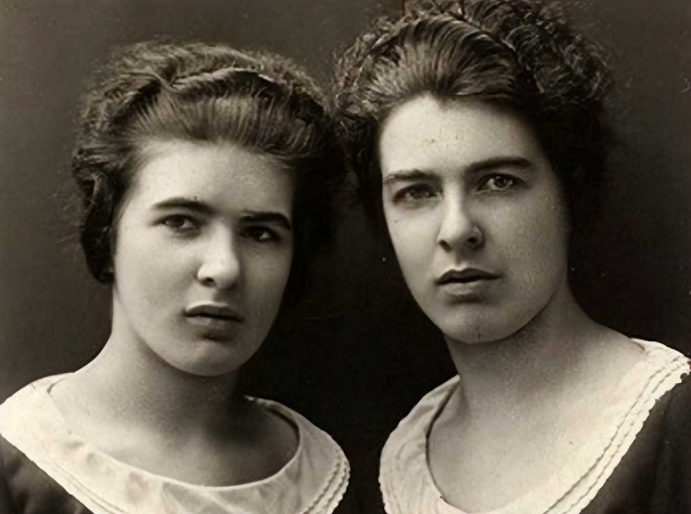 震动法国！女佣姐妹血腥狂欢、虐杀雇主一家，却被崇拜是正义化身