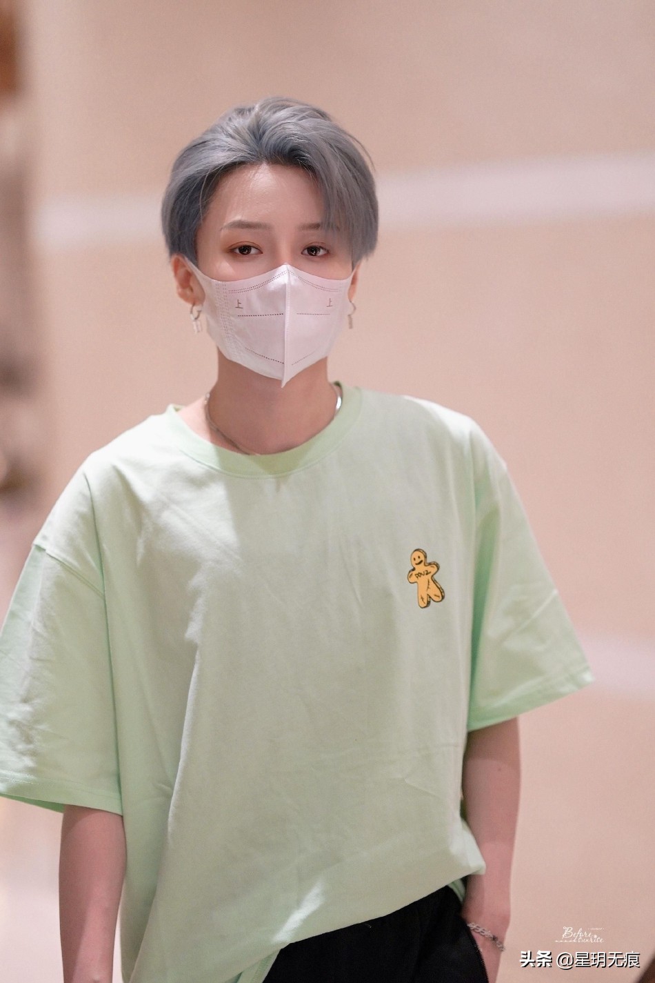 刘雨昕《街舞5》下班路透低调清爽 银灰新发色个性亮眼