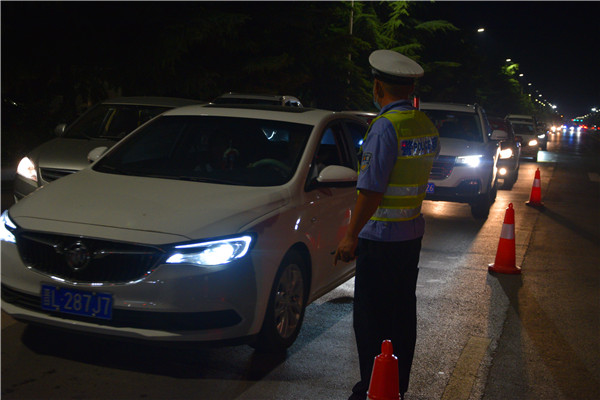 侯马市交警开展夏季夜查行动，严查酒驾超载不戴头盔