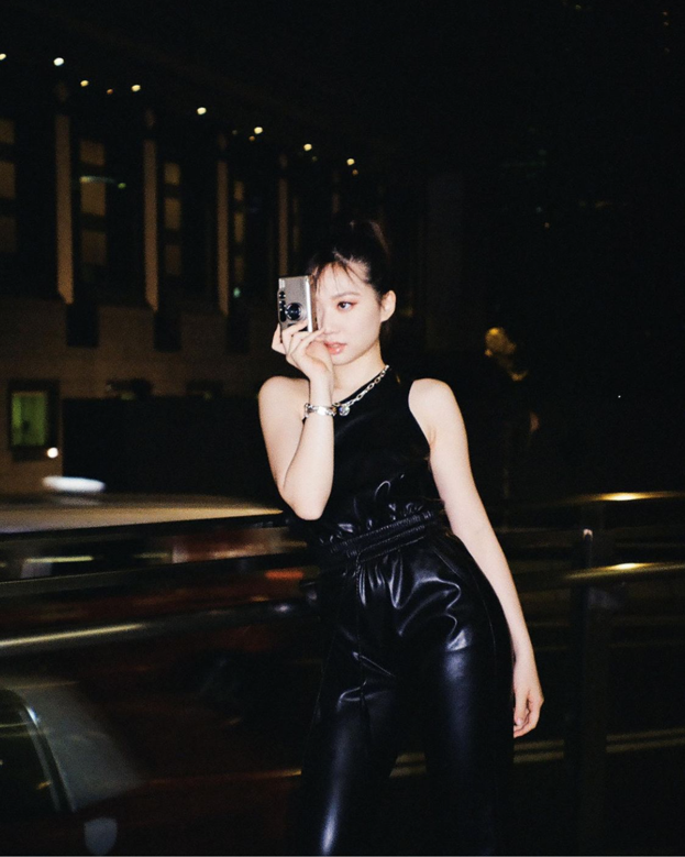 甄子丹17岁女儿秀新造型！穿黑皮裤脚踩水晶鞋，画深眼影走炫酷风