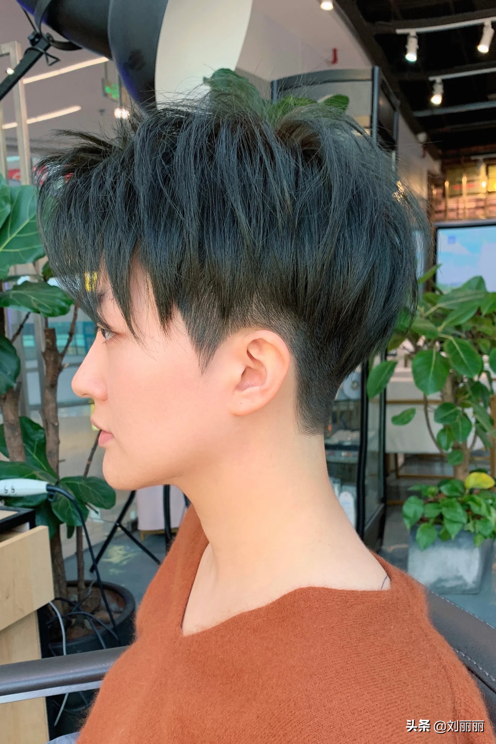 不论是和推边短发搭配,还是和立体的层次短发来搭配,效果都是美美哒.