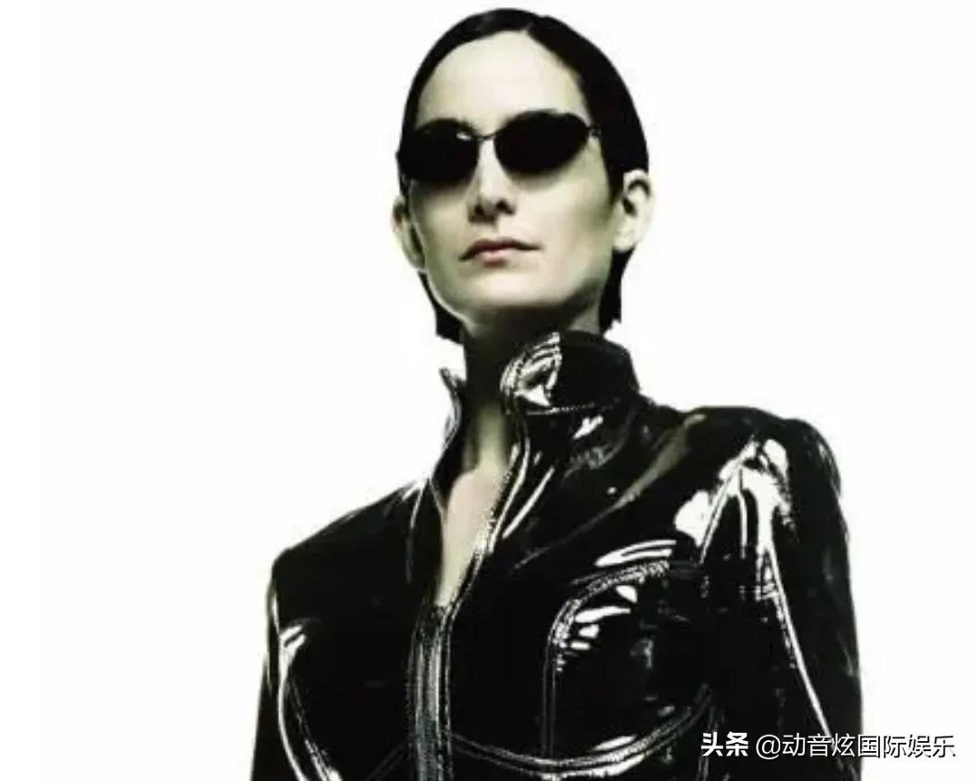 《黑客帝国》第一部上映23年后，演员们现在在哪里