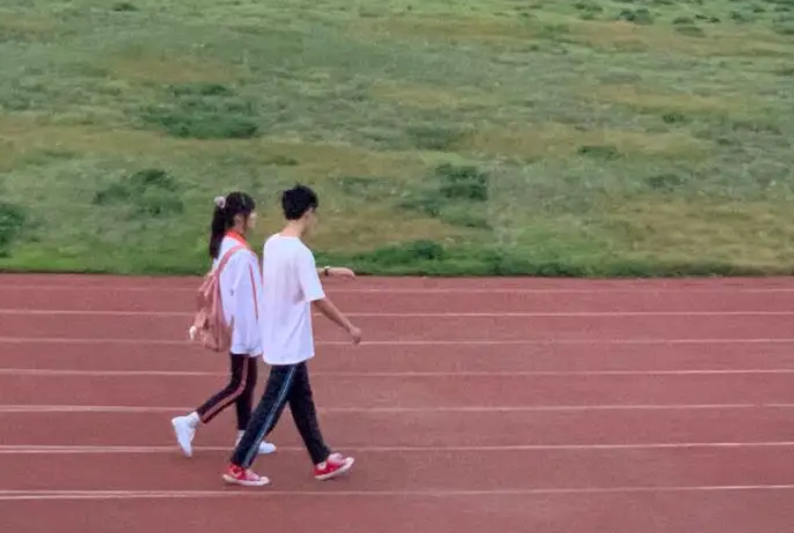 “要是没编制我就辞职了”，老师没课时在操场散步，却被校长制止