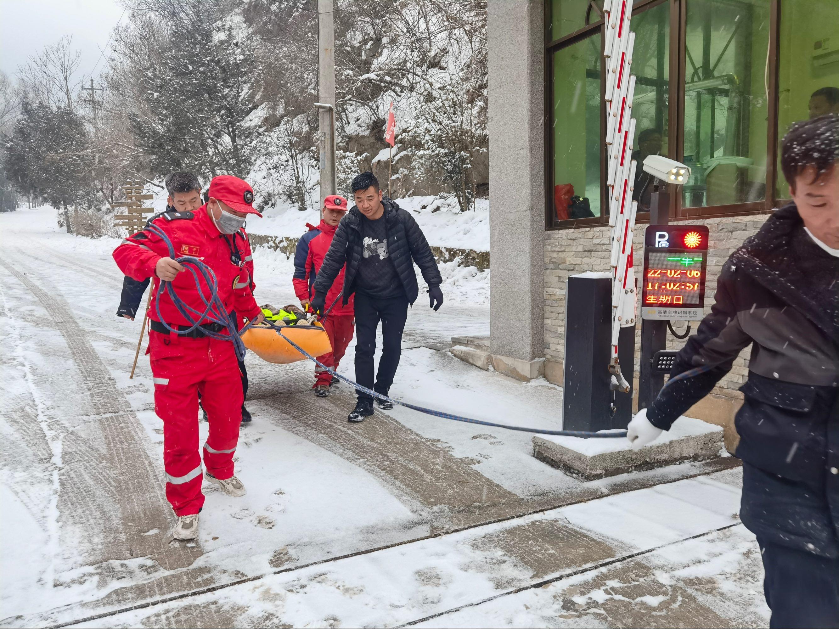 游客山中玩雪受伤被困，西安高新警方4小时成功营救