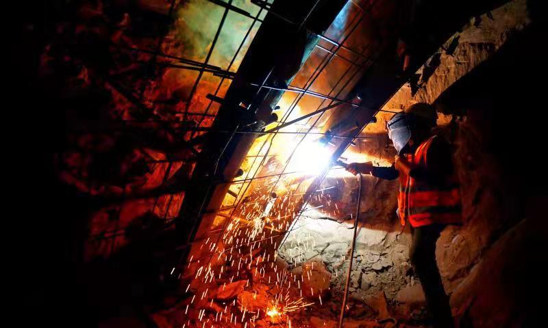 安临公路牟家岭隧道左洞顺利贯通 作者：文碧强
