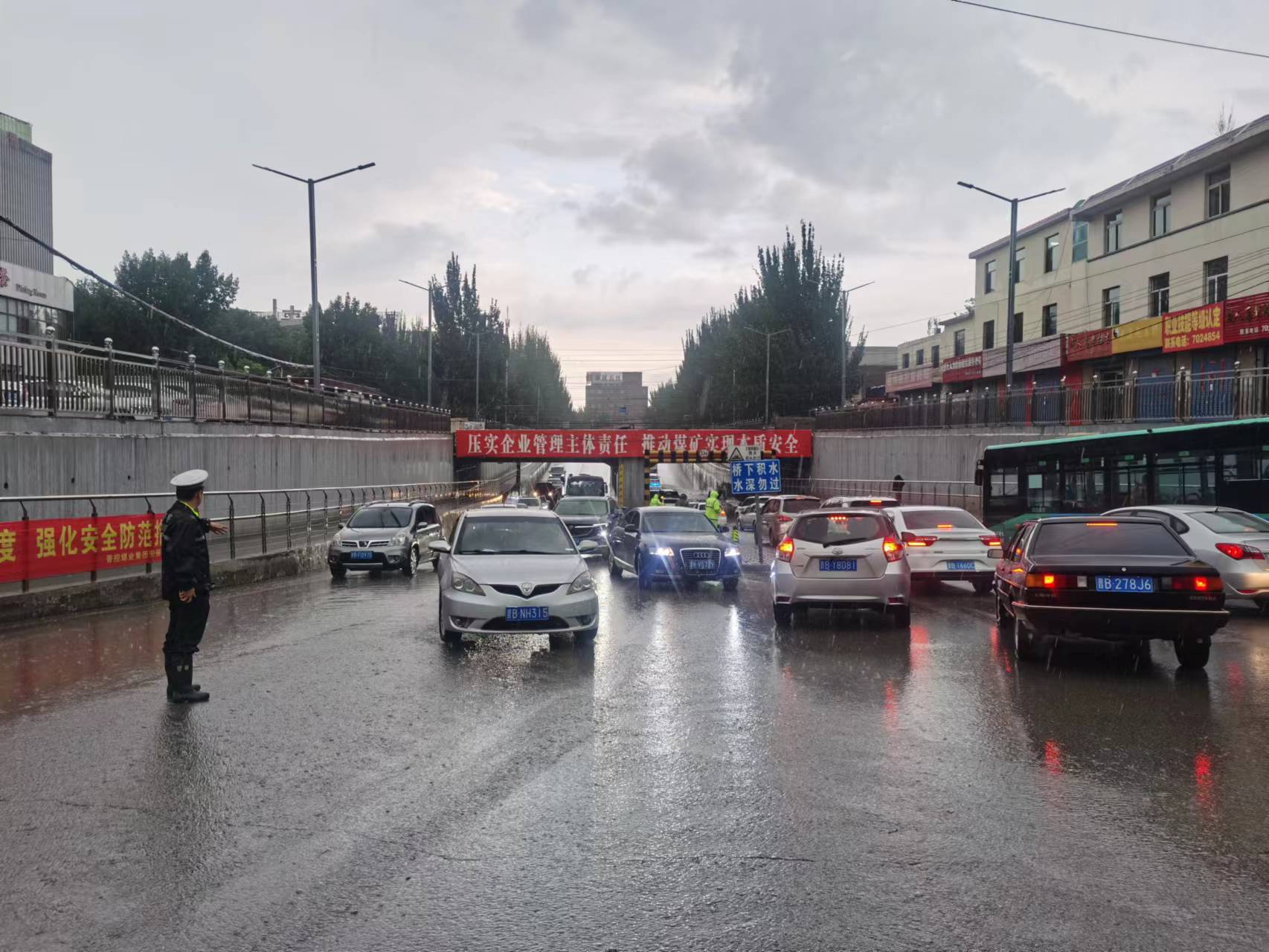 大同市公安局交警五大队“雨”您同行，守护辖区道路安全畅通