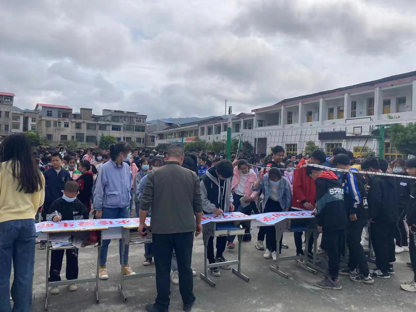 麻塘山九年义务制学校开展“预防溺水、珍爱生命”签名活动
