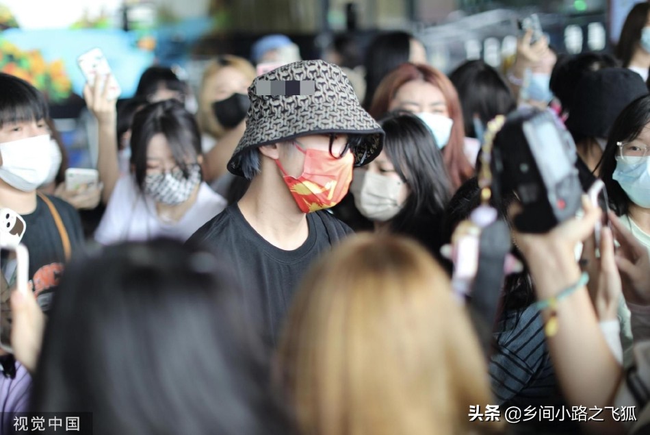 张星特抵达机场获粉丝围观 戴花纹渔夫帽被淹没人群