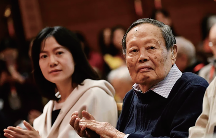杨振宁11岁时,在北京崇德中学读书,各方面成绩优异.