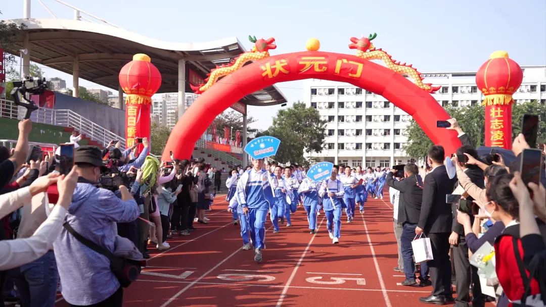 十八而志，冲刺高考！海口各中学举行成人礼暨百日誓师大会