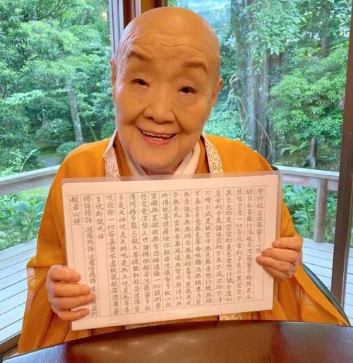 日本99岁尼姑，吃肉喝酒风流成瘾，三次来中国公开表示愧对中国人